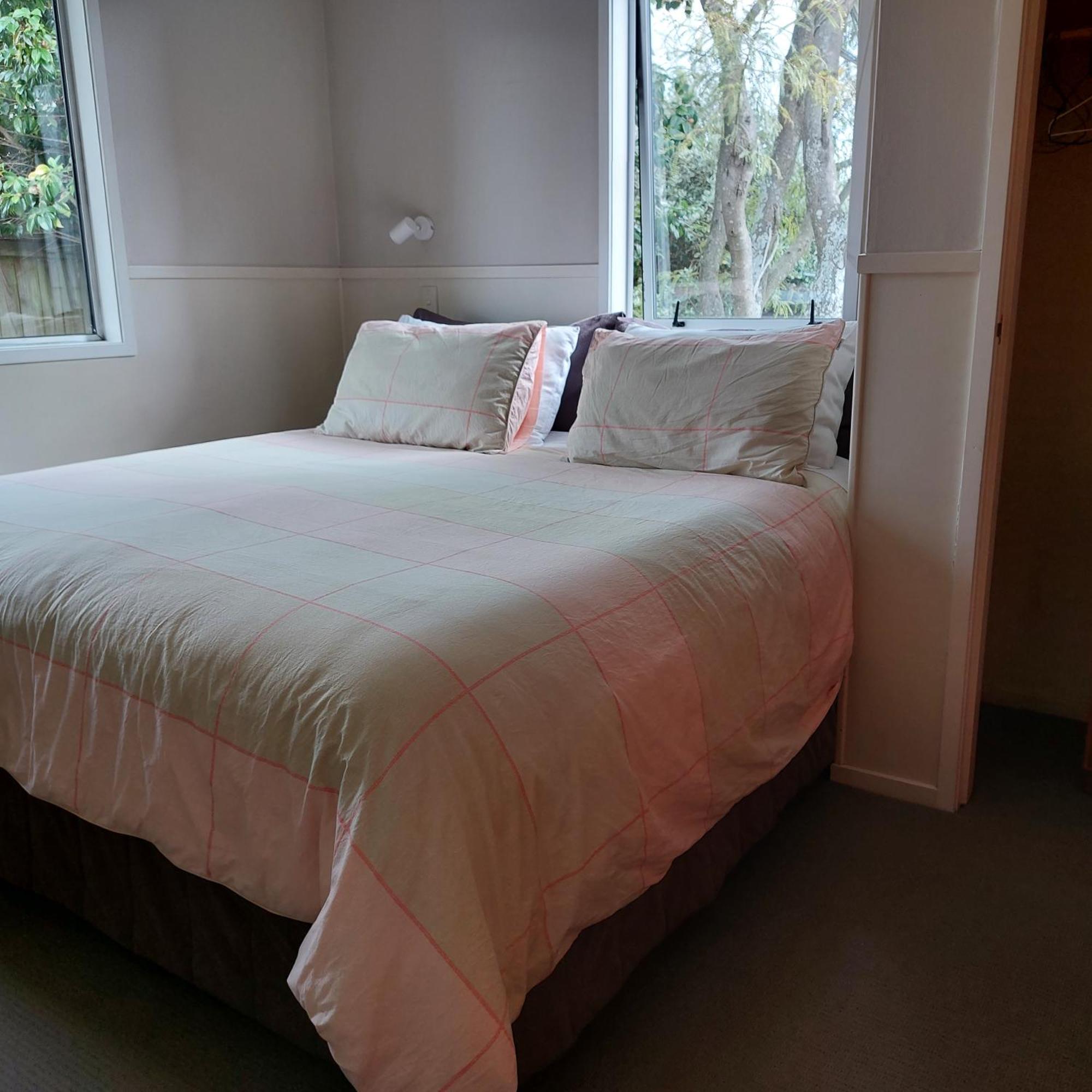 Bed And Breakfast Happy Home Taupo Accommodation Extérieur photo